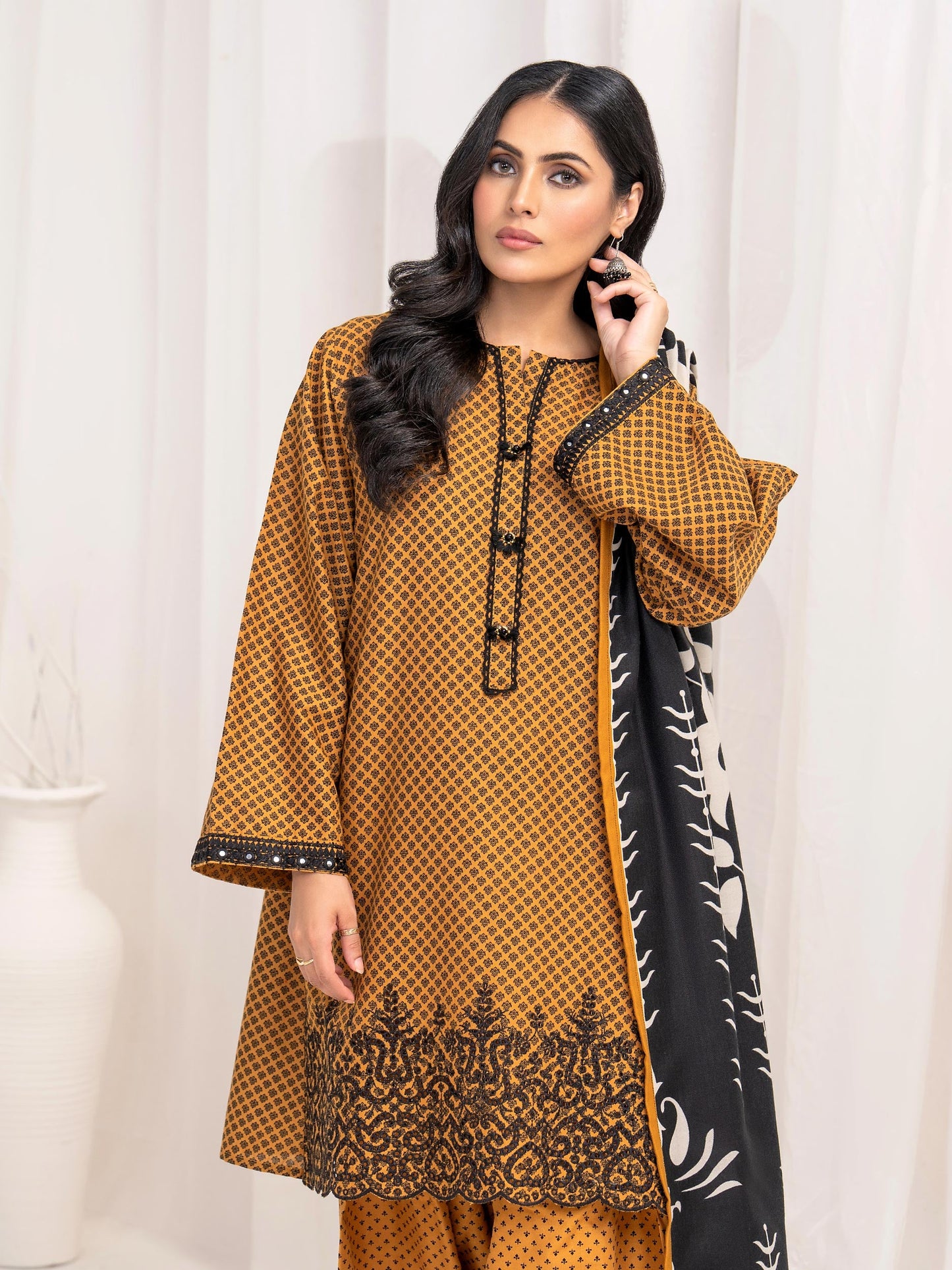 3 Piece Khaddar Suit-Embroidered (Unstitched)