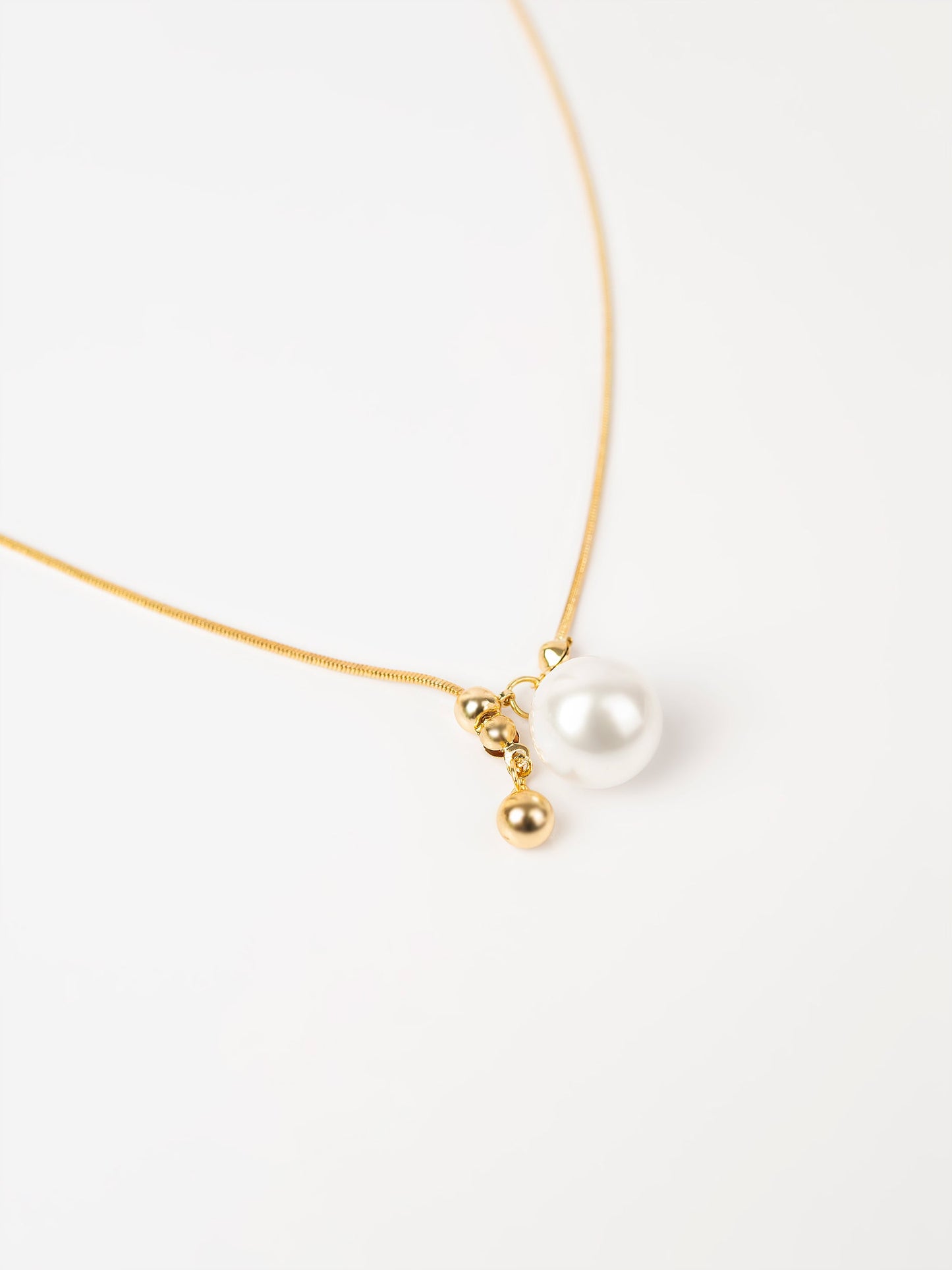 Minimal Pearl Necklace