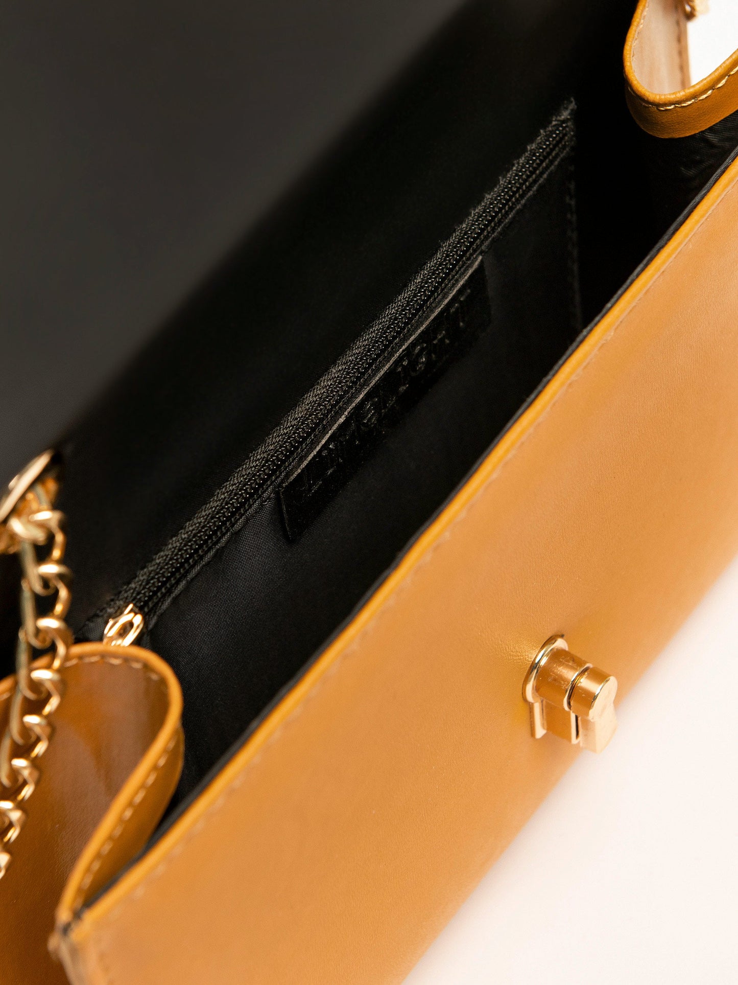 Keyhole Lock Clutch