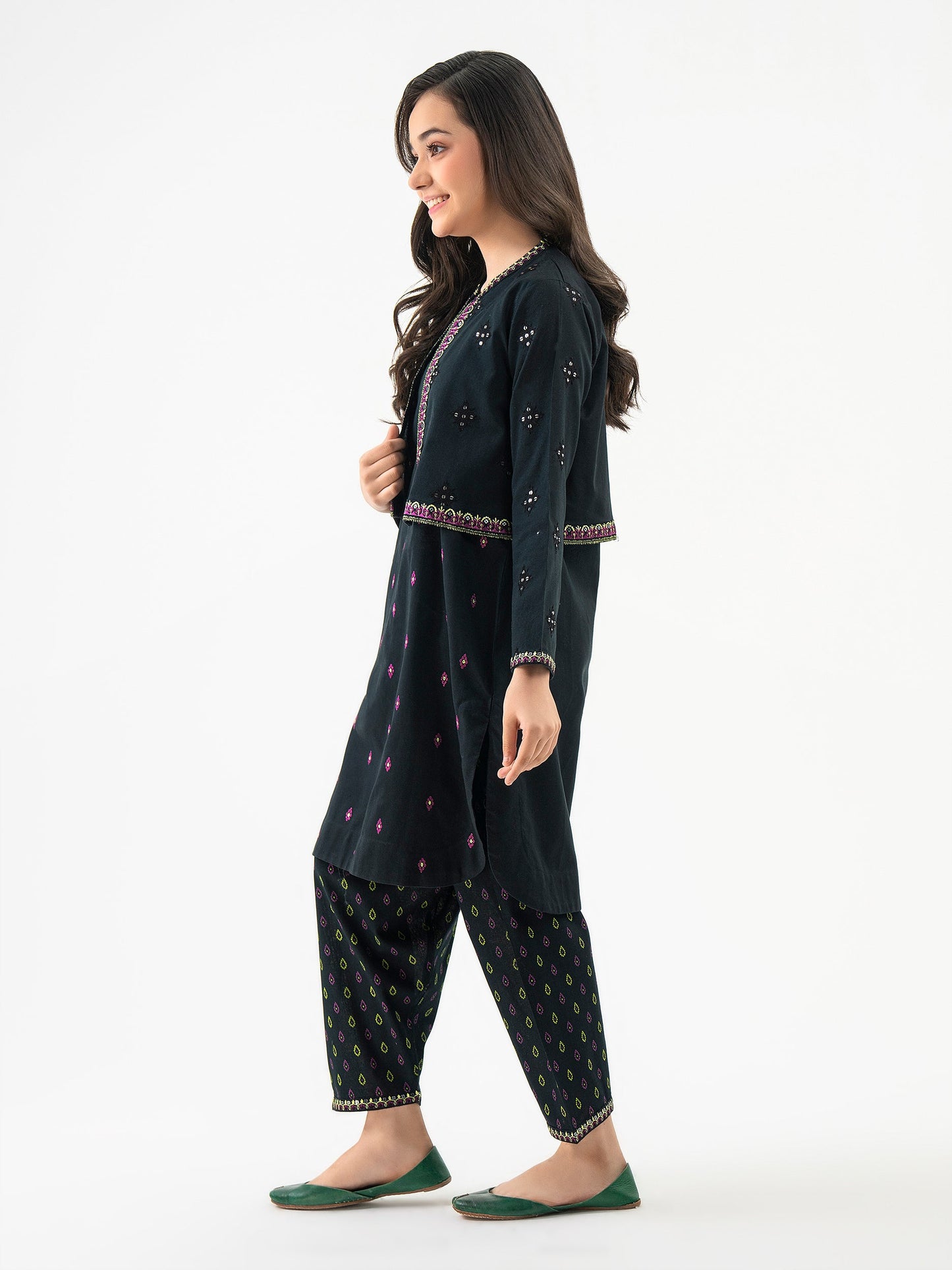 3 Piece Khaddar Suit-Embroidered (Pret)