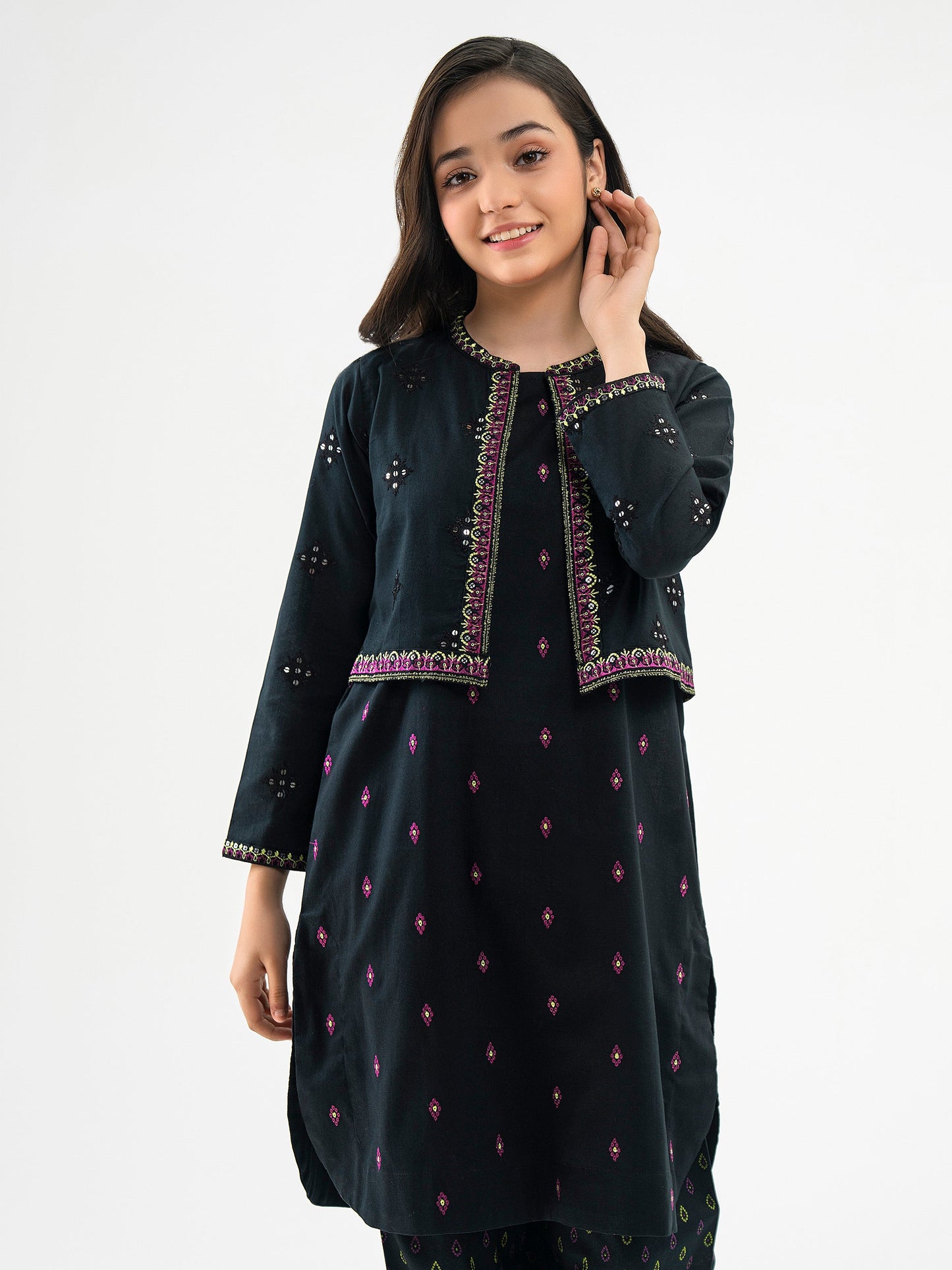 3 Piece Khaddar Suit-Embroidered (Pret)